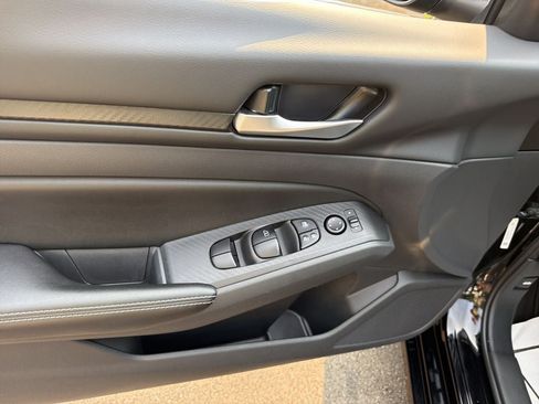 Used 2025 Nissan Altima 2.5 SV FWD image 16