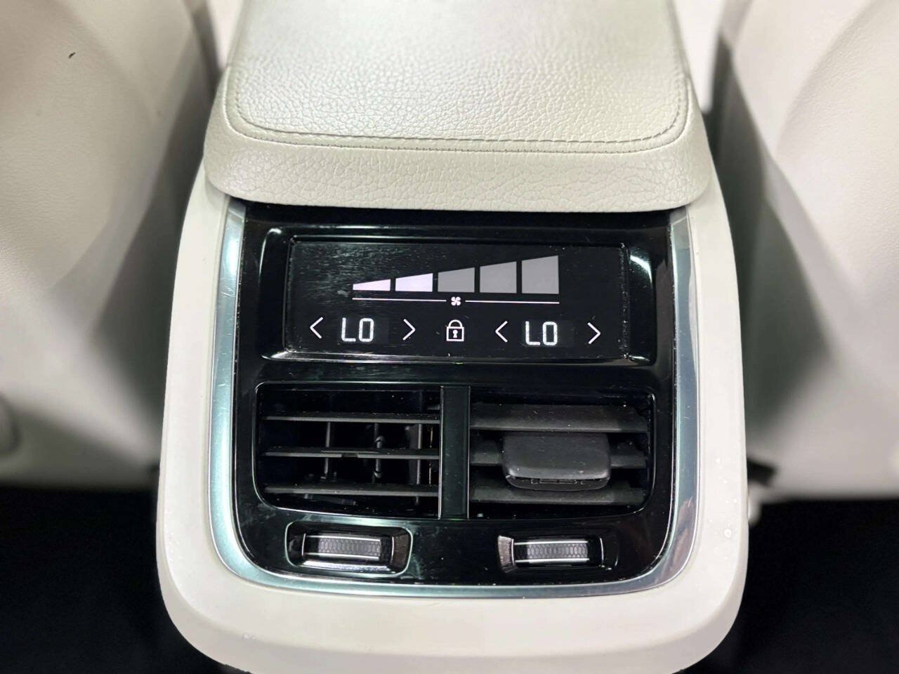 Used 2018 Volvo XC90 T5 Momentum w/ Convenience Package FWD image 28