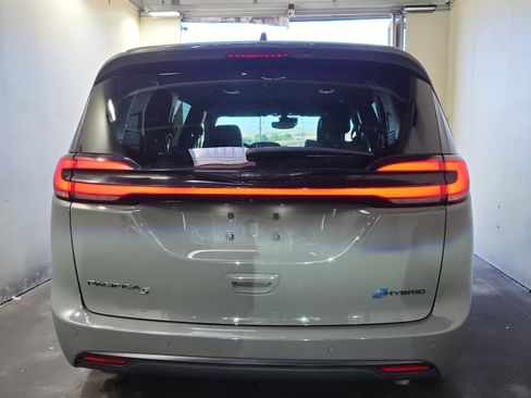 Used 2022 Chrysler Pacifica Touring-L w/ Uconnect Theater Family Group FWD image 5
