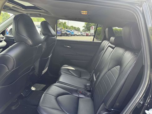 Used 2022 Toyota Highlander XLE AWD/4WD image 12