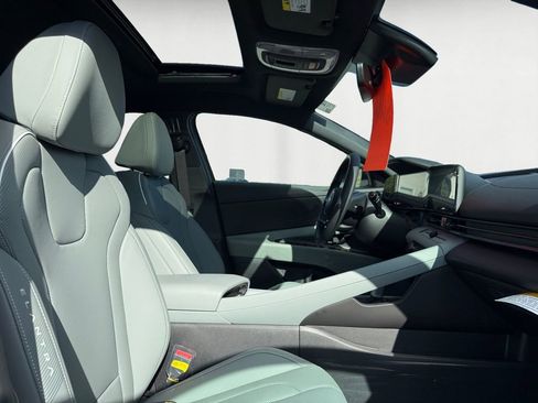 New 2025 Hyundai Elantra Limited w/ Cargo Package image 16