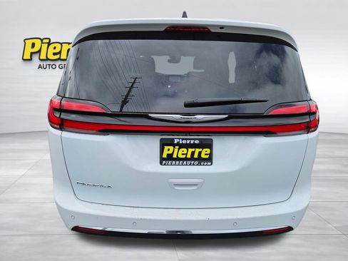 Used 2023 Chrysler Pacifica Touring-L FWD image 4