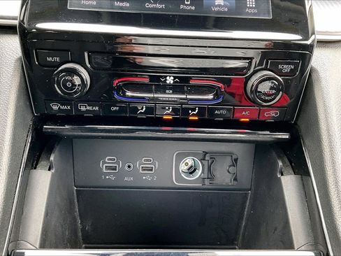 Used 2023 Jeep Grand Cherokee Laredo image 18