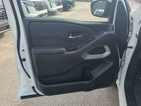 Certified 2025 Nissan Frontier SV RWD image 13