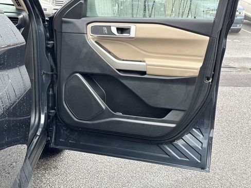 Certified 2022 Ford Explorer XLT w/ Equipment Group 202A image 10