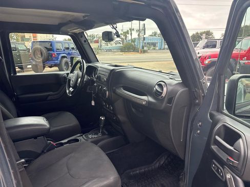 Used 2018 Jeep Wrangler Unlimited Sport S image 9