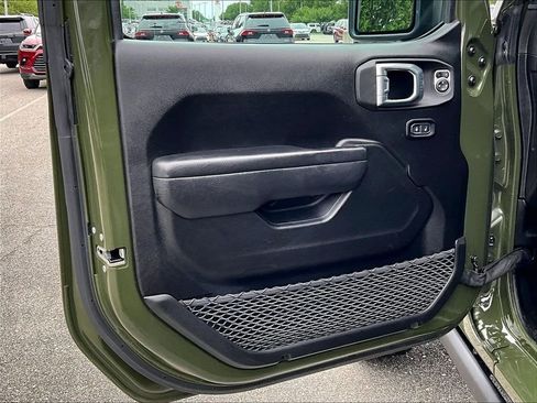 Used 2023 Jeep Wrangler Unlimited w/ Cold Weather Group AWD/4WD image 9
