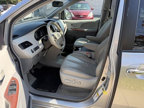 Used 2014 Toyota Sienna XLE w/ Entertainment Package FWD image 6