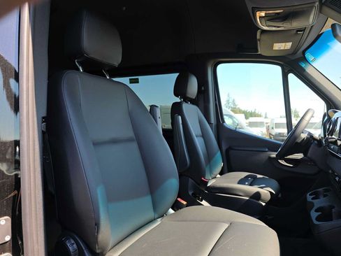 Used 2025 Mercedes-Benz Sprinter 2500 image 13