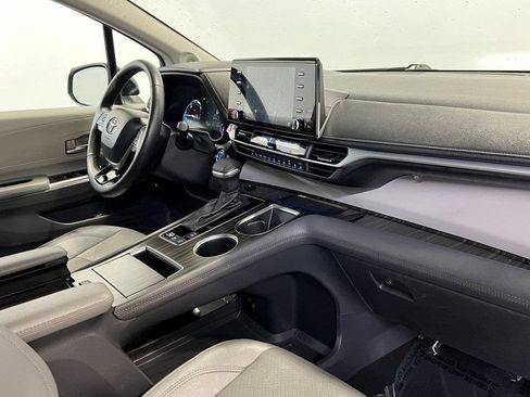 Used 2023 Toyota Sienna Limited image 18