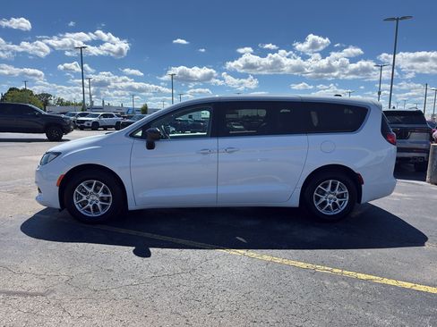 Used 2024 Chrysler Voyager LX FWD image 6