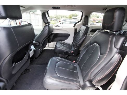 Used 2020 Chrysler Pacifica Touring-L FWD image 14
