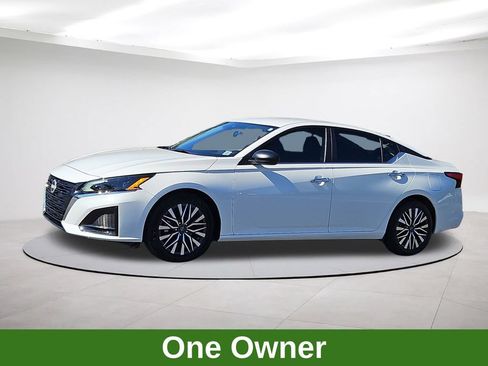 Used 2025 Nissan Altima 2.5 SV FWD image 3