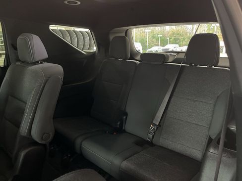 Used 2025 Chevrolet Traverse LT image 16