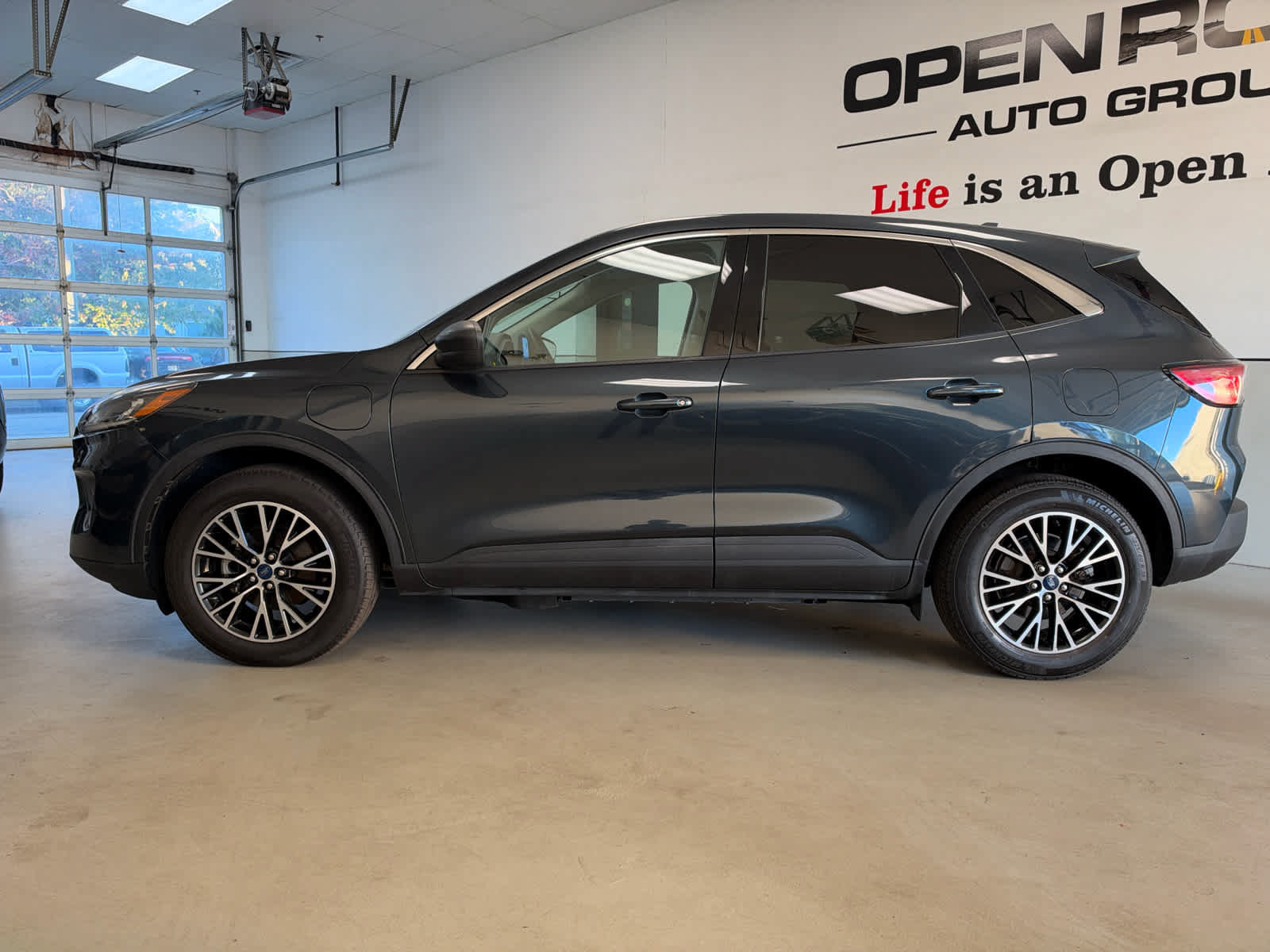 Used 2022 Ford Escape SE w/ Convenience Package FWD image 4