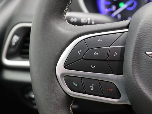 Used 2025 Chrysler Pacifica Select FWD image 18