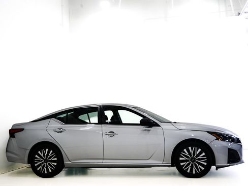 Used 2024 Nissan Altima 2.5 SV FWD image 4