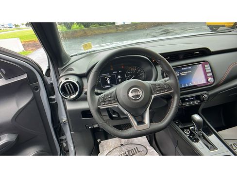 Used 2023 Nissan Kicks SR image 9