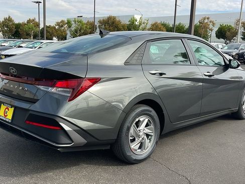 Used 2026 Hyundai Elantra SE FWD image 8