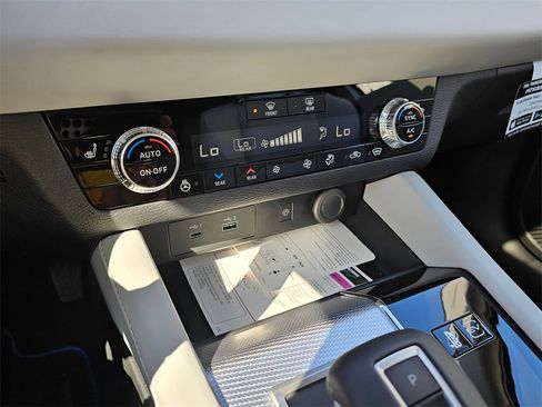 New 2025 Mitsubishi Outlander SEL image 12