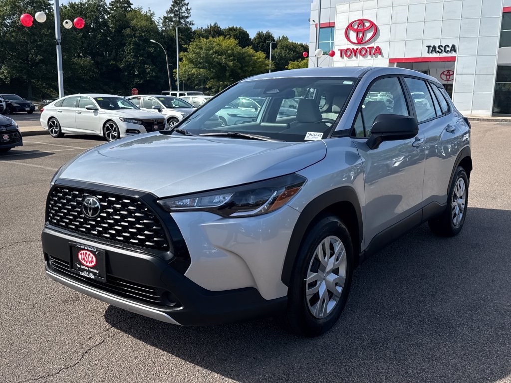 Used 2025 Toyota Corolla Cross L AWD/4WD image 3