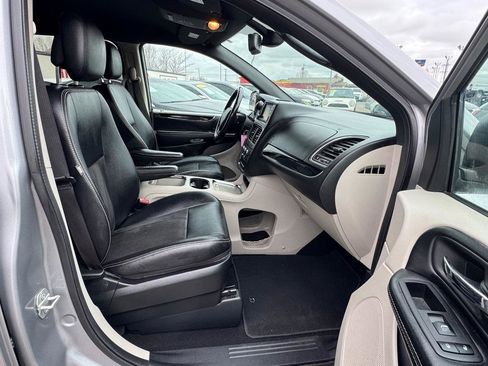 Used 2019 Dodge Grand Caravan SXT image 10