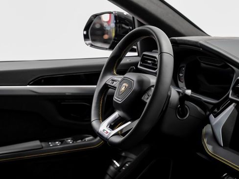 Used 2025 Lamborghini Urus SE image 12