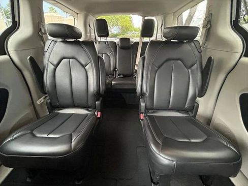Certified 2023 Chrysler Pacifica Touring-L FWD image 13