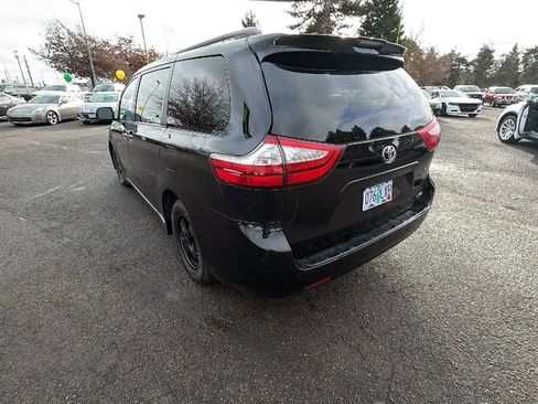 Used 2018 Toyota Sienna XLE image 5
