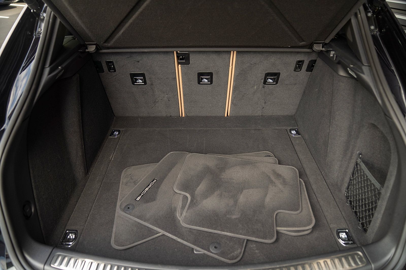 Used 2023 Porsche Macan AWD/4WD image 21