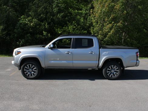 Used 2023 Toyota Tacoma Limited AWD/4WD image 5