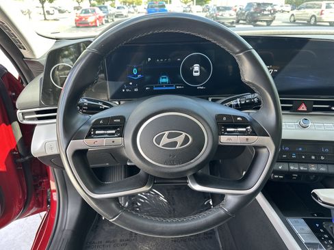 Used 2025 Hyundai Elantra Limited FWD image 18