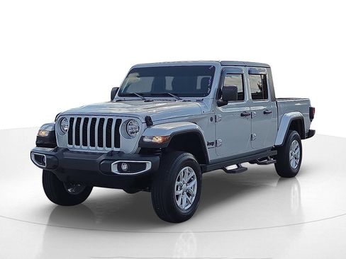 Used 2023 Jeep Gladiator Sport image 2