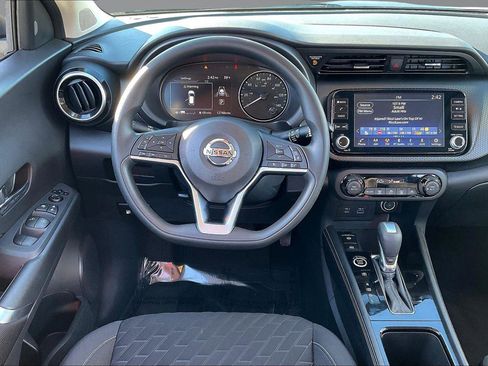 Used 2021 Nissan Kicks SV image 5