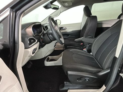 Used 2023 Chrysler Voyager LX FWD image 13