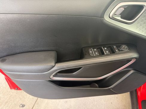 Used 2025 Kia Soul LX w/ LX Technology Package FWD image 18