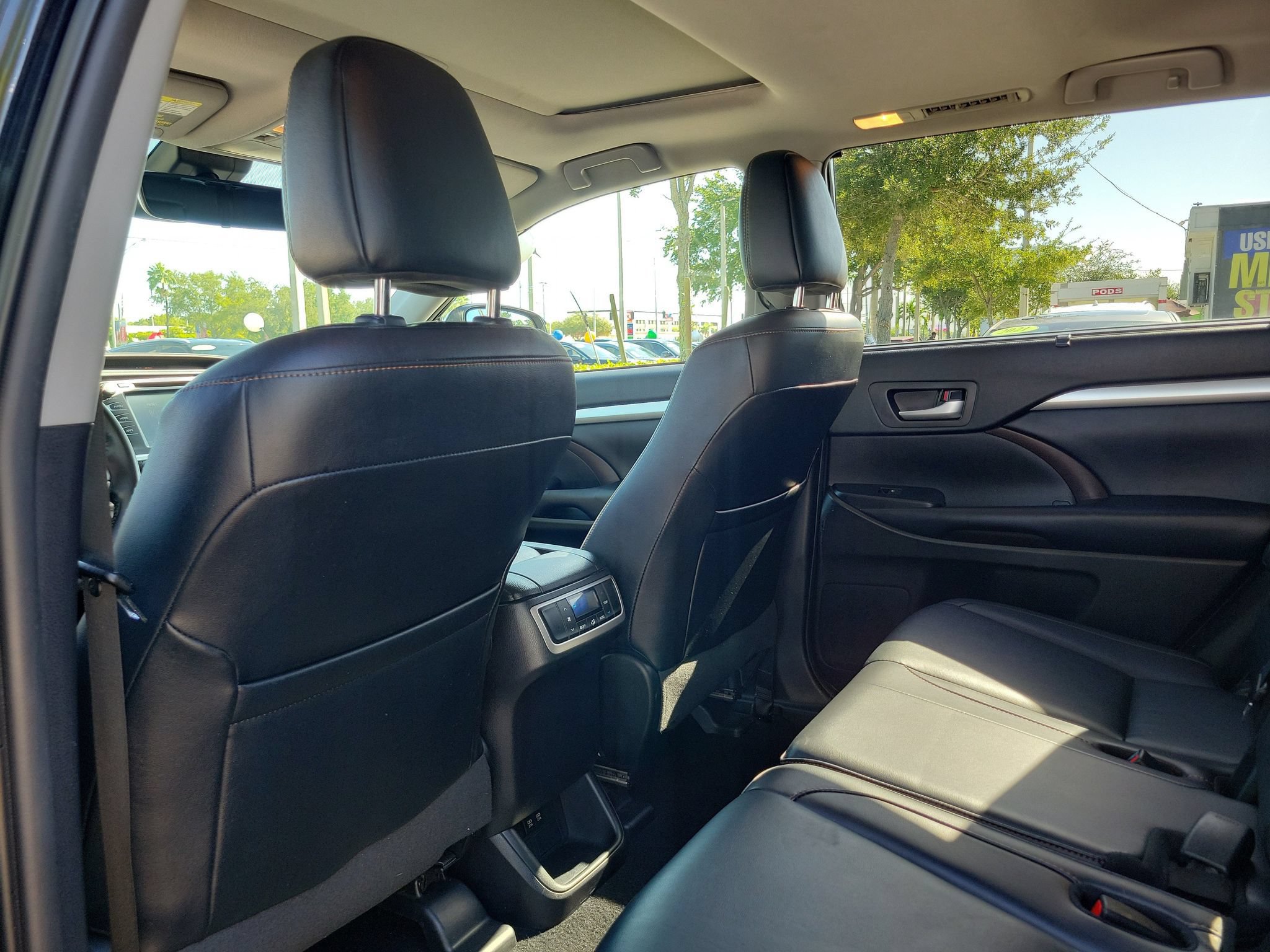Used 2019 Toyota Highlander XLE AWD/4WD image 14