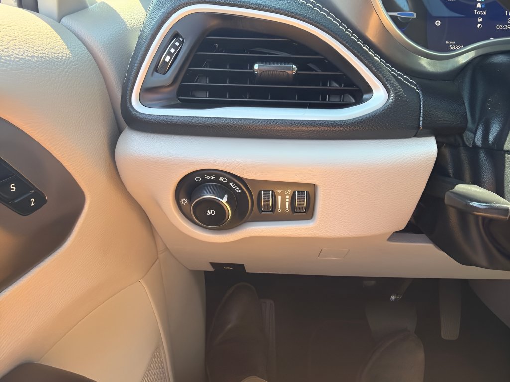 Used 2023 Chrysler Pacifica Touring-L FWD image 23