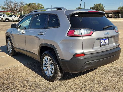 Used 2021 Jeep Cherokee Latitude FWD image 2
