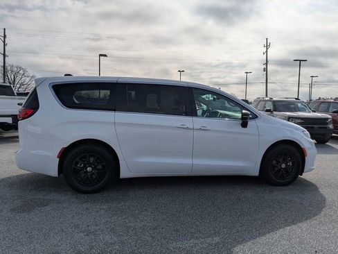 Used 2024 Chrysler Pacifica Touring-L image 12