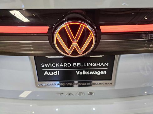 New 2025 Volkswagen Taos SE image 16