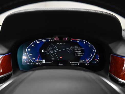 Used 2022 BMW ALPINA B7 xDrive w/ Luxury Rear Seating Package image 11