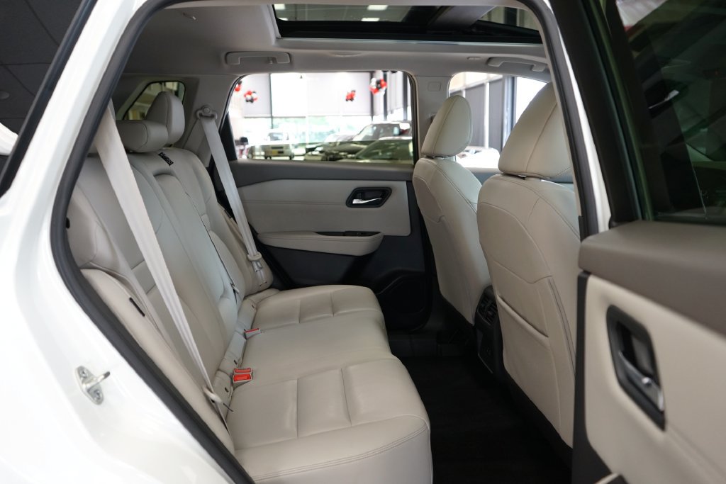 Used 2023 Nissan Rogue SL AWD/4WD image 13