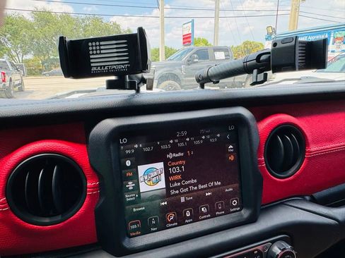 Used 2020 Jeep Wrangler Unlimited Sahara w/ Uconnect 4C Nav & Sound Group AWD/4WD image 18