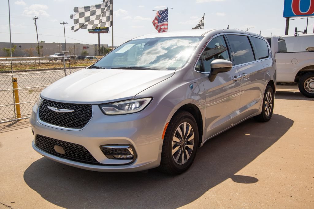 Used 2023 Chrysler Pacifica Touring-L FWD image 4