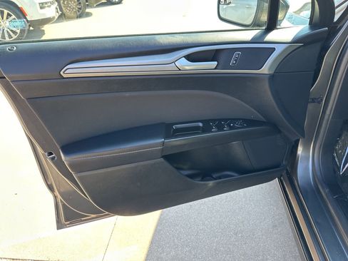 Used 2017 Ford Fusion SE w/ Fusion SE Technology Package image 23