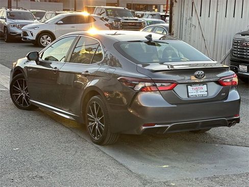 Used 2022 Toyota Camry SE image 6