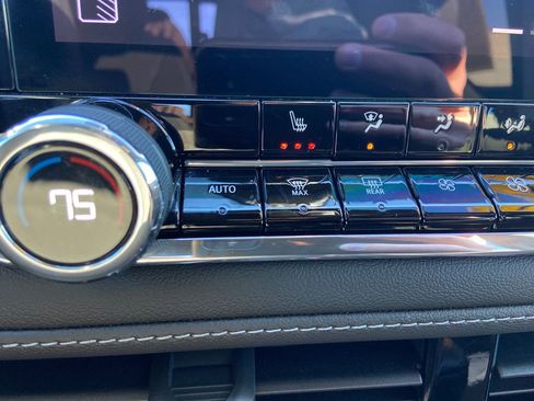 Used 2024 Chevrolet Colorado LT w/ LT Convenience Package II image 24