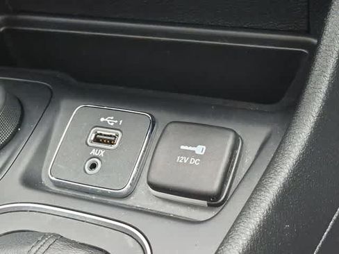Used 2022 Jeep Cherokee Latitude Lux w/ Sun & Sound Group AWD/4WD image 31
