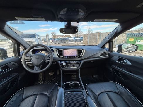 Used 2025 Chrysler Pacifica Limited image 38